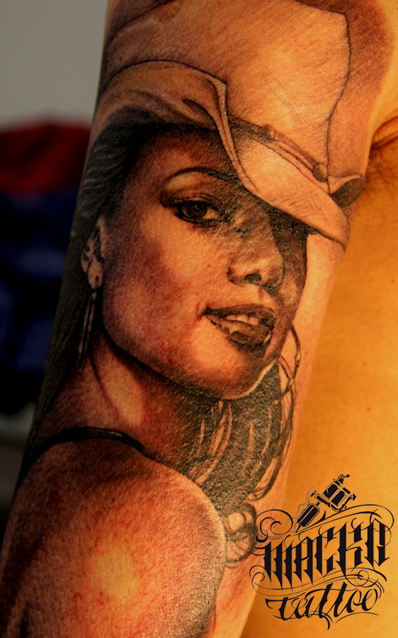 A black and grey portrait in Macko Latino style done in 5 Hrs work. I can&#39;t wait for finish this sleeve with some music item and rose… - roberto2